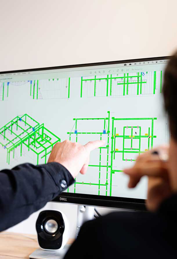 un ordinateur avec des plans techniques pour une prestation événementielle Alternative text - un ordinateur avec des plans techniques pour une prestation événementielle