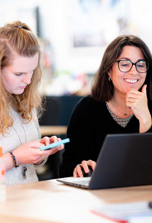 Deux femme travaillent derrière un ordinateur Alternative text - Deux femme travaillent derrière un ordinateur